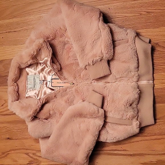 🎉Host Pick🎉 Girls Blush Faux Fur Jacket With Pockets - Picture 4 of 5